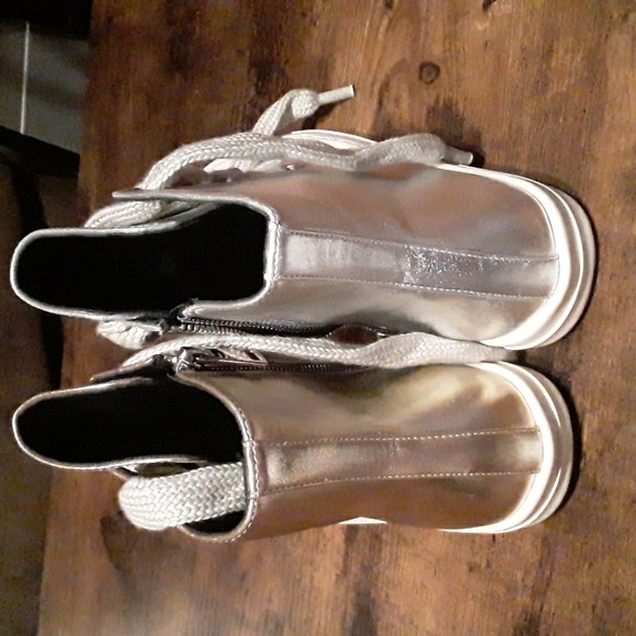 NWOT Women's Sz 9 Gold & Silver Lace Up Zipper Boot - Picture 4 of 10